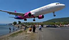 Plane Landing Video : पाहता-पाहता अगदी डोक्यावरून गेलं विमान, प्लेन लँडिंगचा भन्नाट व्हिडीओ, एकदा नक्की पाहा