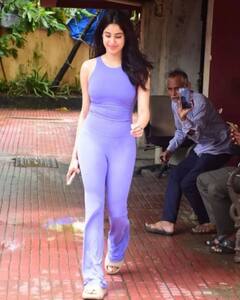 જાહ્વની કપૂરનો પર્પલ ડ્રેસમાં જોવા મળ્યો હોટ અંદાજ, જુઓ તસવીરો