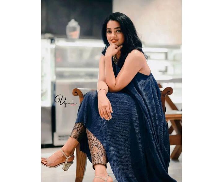உன் தோளில் சாய்ந்து கண் மூடி வாழ என் உள்ளம் அலைபாயுதே ஐயோ தடுமாறுதே...
