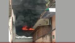 Kanpur में केमिकल फैक्ट्री में लगी भीषण आग, इलाके में अफरा-तफरी का माहौल