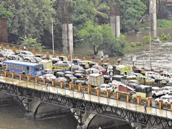 pune traffic jam in deccan area becouse of river side roads are closed Pune Traffic News: अरे देवा! ऐन दुपारी पुणेकर अडकले वाहतूक कोंडीत; नदीपात्रातील रस्ते बंद असल्याने पर्यायी रस्त्यांवर 'ट्राफिक जाम'