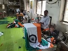 Ambedkar Nagar News: अंबेडकर नगर के गांधी आश्रम में रिकॉर्ड संख्या में तैयार हो रहा तिरंगा, दिन-रात एक कर जुटे कार्यकर्ता