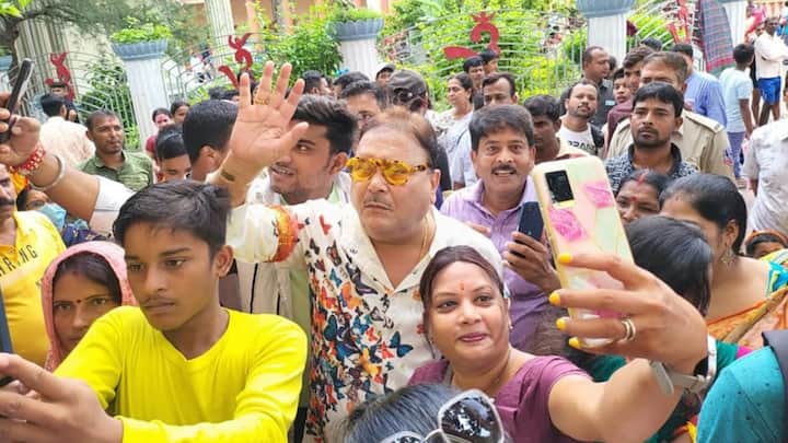 যুবক থেকে তরুণী, কেউ বাদ যেননি। সকলের আর্জি হাসিমুখে রাখেন কামারহাটির বিধায়ক।