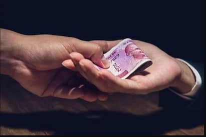 Karnataka BJP MLAs Bureaucrat Son Caught Taking ₹ 40 Lakh Bribe BJP MLA Bribe : ரூ.40 லட்சம் லஞ்சம்: கையும் களவுமாகப் பிடிபட்ட கர்நாடக எம்.எல்.ஏ மகன்.. நடந்தது என்ன?