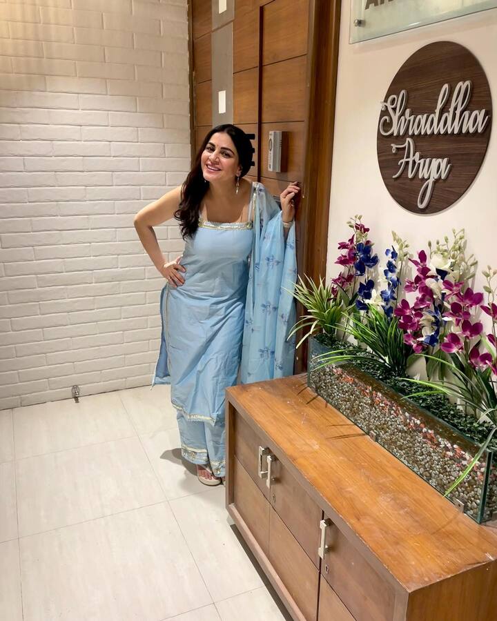 टीवी एक्ट्रेस श्रद्धा आर्या (Shraddha Arya) इन दिनों सातवें आसमान पर हैं, क्योंकि उनका नया घर बनकर एकदम तैयार हो गया है.