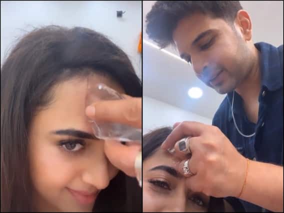 Tejasswi Prakash And Karan Kundra: शूटिंग के दौरान तेजस्वी प्रकाश को सिर पर लगी चोट, करण कुंद्रा ने कुछ इस तरह लगाया बर्फ Tejasswi Prakash And Karan Kundra: शूटिंग के दौरान तेजस्वी प्रकाश को सिर पर लगी चोट, करण कुंद्रा ने कुछ इस तरह लगाया बर्फ