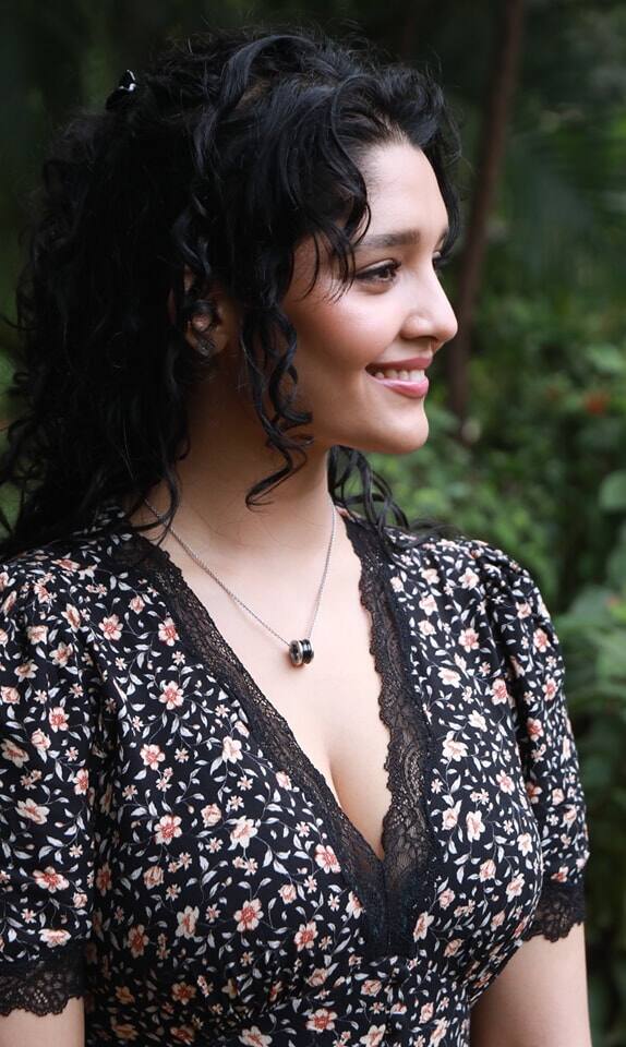 Ritika singh : கருப்பு உடையில் மிளிரும் ரித்திகா சிங்கின் போட்டோஸ்!