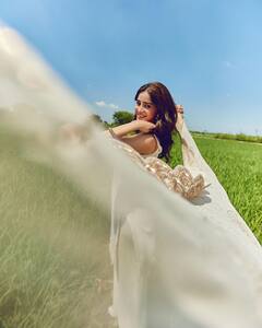 PHOTO : ‘बेबी डॉल मे सोने दी...’, अनन्या पांडेच्या लूकवर खिळल्या साऱ्यांच्या नजरा!