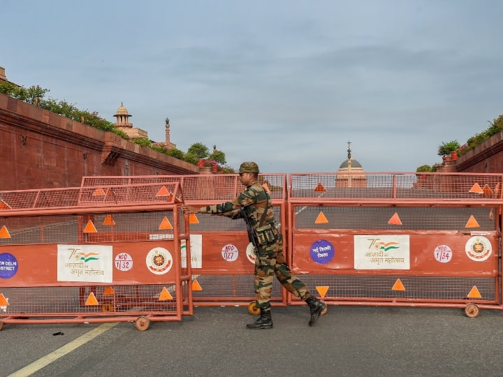 लाल किले के आसपास 10,000 से ज्यादा कर्मियों को तैनात किया गया है. यहीं से प्रधानमंत्री नरेंद्र मोदी देश को संबोधित करेंगे.