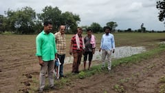 Photo:शेतात जाण्यासाठी रस्ताच नसल्याने तहसीलदारांचे बैलगाडीतून पंचनामे