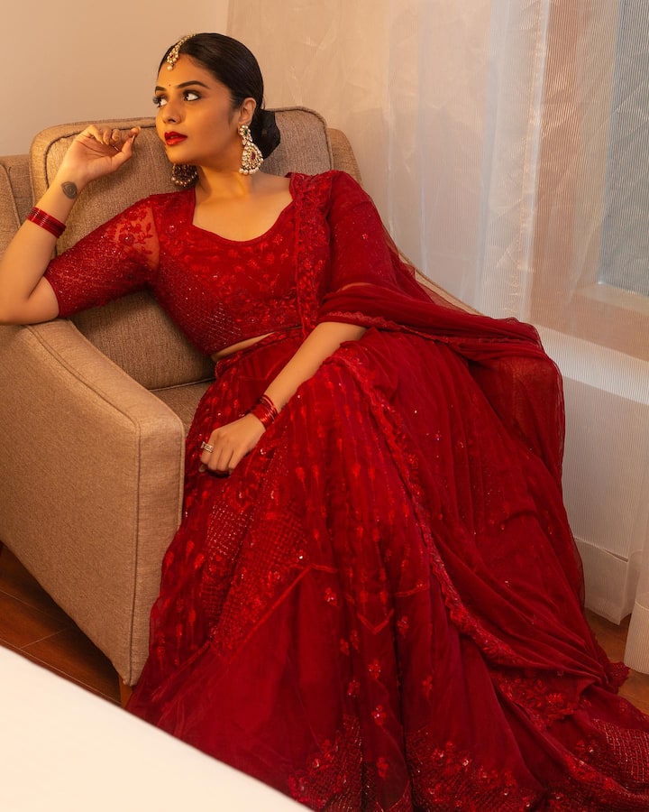 హీరోయిన్కున్నంత క్రేజ్ సొంతం చేసుకుంది యాంకర్ శ్రీముఖి. -Image Credit: Sreemukhi/Instagram