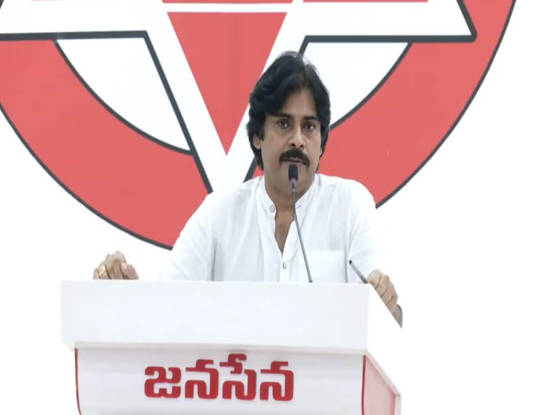 Pawan Kalyan : దావోస్ వెళ్లి ఫొటోలు దిగివస్తే పెట్టుబడులురావు, సీఎం జగన్ పై పవన్ సెటైర్లు Mangalagiri Janasena Chief Pawan Kalyan comments on cm jagan on Investments Pawan Kalyan : దావోస్ వెళ్లి ఫొటోలు దిగివస్తే పెట్టుబడులురావు, సీఎం జగన్ పై పవన్ సెటైర్లు
