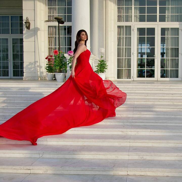 बॉलीवुड एक्ट्रेस डेज़ी शाह का नाम इंडस्ट्री की जानी मानी एक्ट्रेस की लिस्ट में शुमार है. एक्ट्रेस