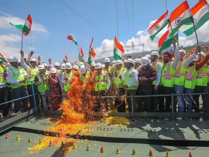 Independence Day 2022 Indian flags fly atop the world's highest Chenab railway bridge, Watch viral video Independence Day 2022: ਦੁਨੀਆ ਦੇ ਸਭ ਤੋਂ ਉੱਚੇ ਚਨਾਬ ਰੇਲਵੇ ਪੁਲ 'ਤੇ ਲਹਿਰਾਇਆ ਤਿਰੰਗਾ, 'ਗੋਲਡਨ ਜੁਆਇੰਟ' 'ਤੇ ਜਸ਼ਨ ਅਤੇ ਆਤਿਸ਼ਬਾਜ਼ੀ