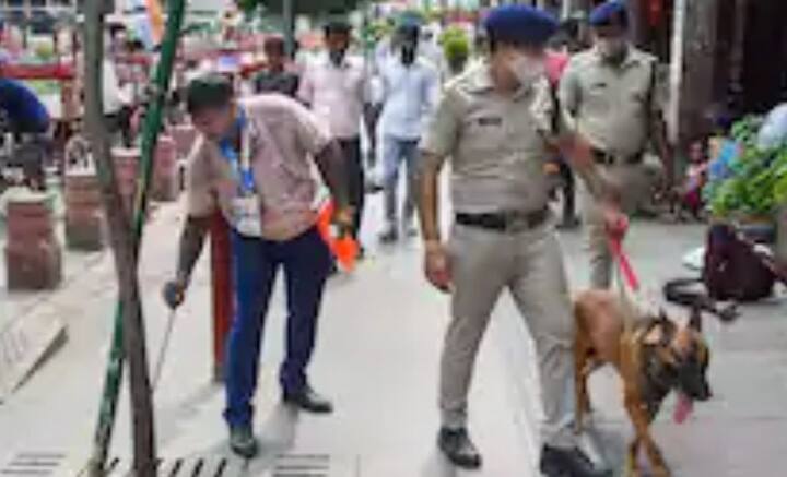 রবিবার সকাল থেকে লালকেল্লা, রাজপথ এবং সংলগ্ন এলাকায় বিশাল  পুলিশবাহিনীর উপস্থিতি চোখে পড়ে। লালকেল্লার আশেপাশের সব দোকান বন্ধ করে দেওয়া হয়েছে। নিরাপত্তায় কোথায় যেন কোনও ফাঁক না থাকে, তা নিশ্চিত করতে দেখা যায় পুলিশকে।