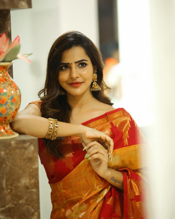 అషూ రెడ్డి వెస్ట్రన్ డ్రెస్సుల్లోనే కాదు ట్రెడిషనల్ వేర్‌లోనూ అందంగా కనిపిస్తోంది.  -Image Credit: Ashu Reddy/Instagram