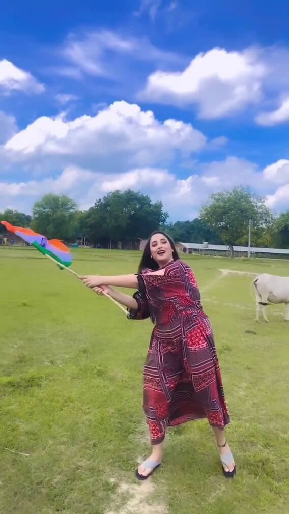 रानी चटर्जी फोटो: देशभक्ति के रंग में रंगी रानी चटर्जी, तिरंगे के साथ शेयर की तस्वीर