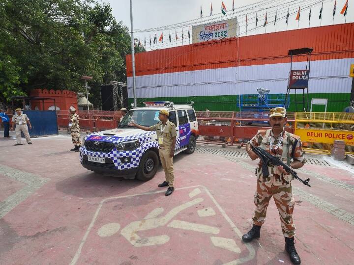 सुरक्षाबलों ने लाल किले को अभेद्य किले में तब्दील कर दिया है.