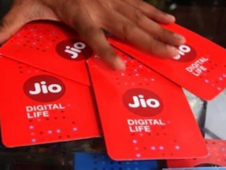 Jio launches new Rs 750 plan with 2GB daily data unlimited calls and more know in details Jio Recharge Plan: রিলায়েন্স জিওর নতুন প্রিপেড রিচার্জ প্ল্যান, ৭৫০ টাকায় কী কী সুবিধা পাচ্ছেন, দেখে নিন