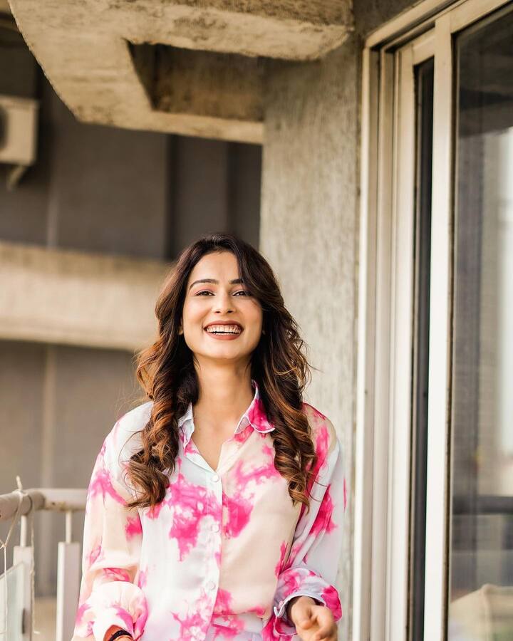 इस दौरान अनेरी वजानी ने पिंक-व्हाइट शॉर्ट्स के साथ मैचिंग शर्ट पहनी है, जिसमें वह काफी खूबसूरत लग रही हैं. एक्ट्रेस ने अपने लुक को कर्ली हेयर से कंप्लीट किया.