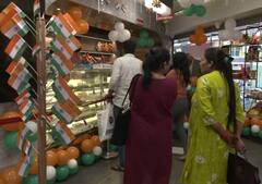 Har Ghar Tiranga: સુરતમાં દુકાનદારે બનાવી તિરંગી મીઠાઈ, સેનાના જવાનોને આજીવન 50 ટકા ડિસ્કાઉન્ટ