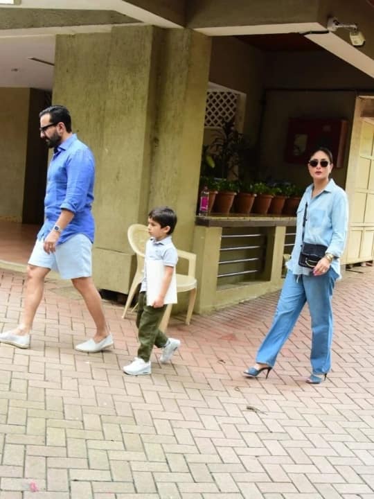 तस्वीर में आप तैमूर को उल्टी सीधी शक्ल बनाए देख सकते हैं. जाहिर है उन्हें तस्वीरें क्लिक करवाने का शौक नहीं है और यह बात एक इंटरव्यू में करीना भी बता चुकी हैं.