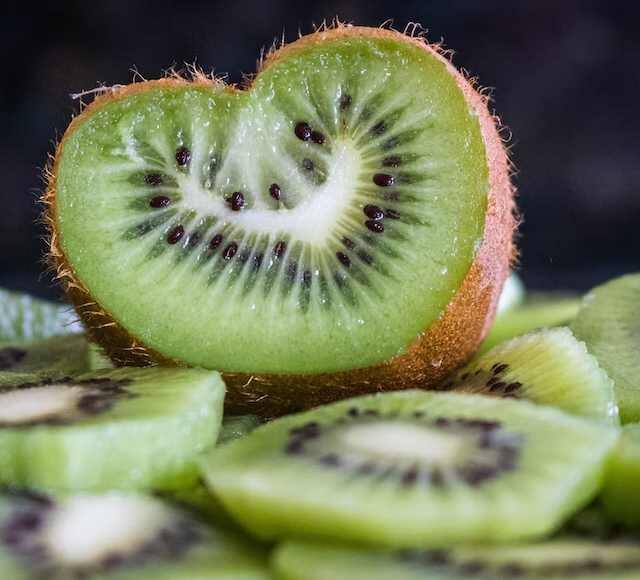 Kiwi Juice Benefits : किवीच्या फळाप्रमाणेच त्याचा ज्यूसही शरीरासाठी फायदेशीर आहे.