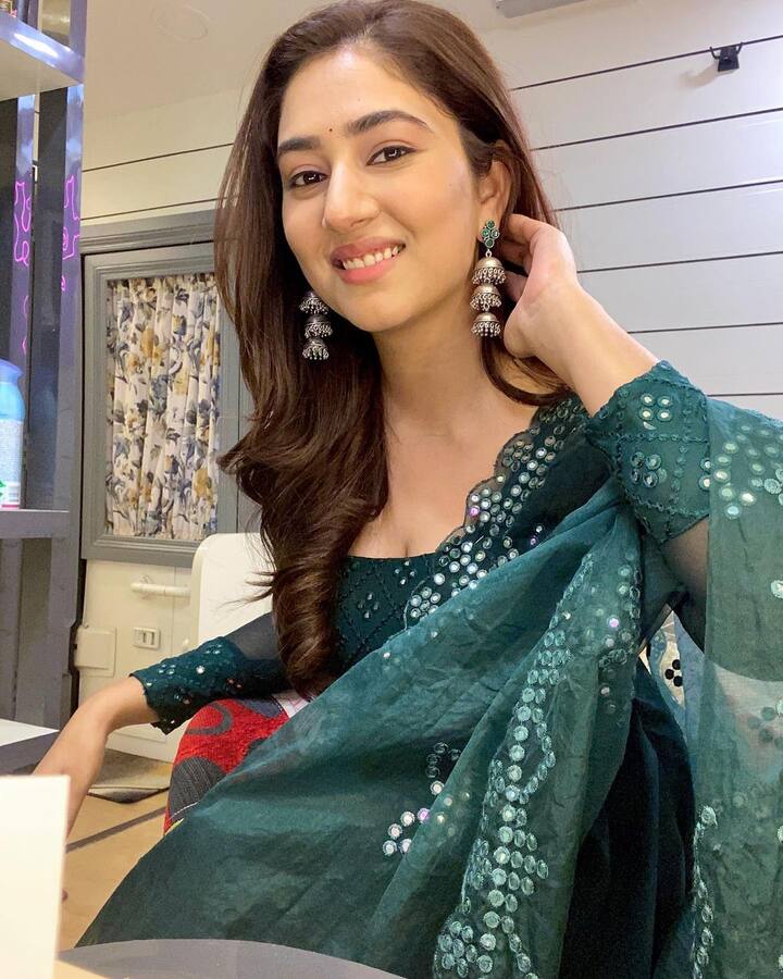 एक्ट्रेस दिशा परमार (Disha Parmar) टीवी की सबसे खूबसूरत हसीनाओं में से एक हैं, जो अपनी कातिलाना अदाओं से सभी को दीवाना बना देती हैं.