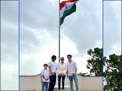 Entertainment News: शाहरुख खान ने घर पर फहराया तिरंगा, आर्यन, अबराम और पत्नी गौरी संग तस्वीर आई सामने