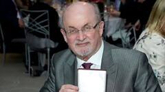 Salman Rushdie: সঙ্কটজনক হলেও ভেন্টিলেটর থেকে সরানো হল রুশদিকে, ট্যুইট ছেলের