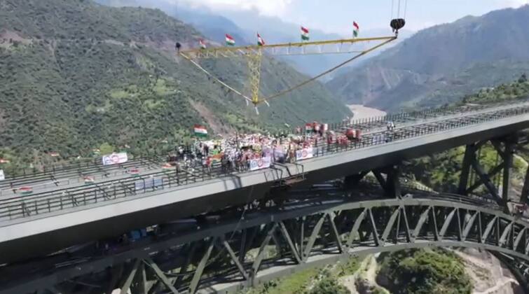 Independence Day 2022: Indian flags fly atop the world's highest Chenab railway bridge, Watch viral video Independence Day 2022: વિશ્વના સૌથી ઉંચા રેલવે બ્રીજના બંને છેડા જોડાયા પછી તિરંગો ફરકાવાયો, જુઓ વીડિયો