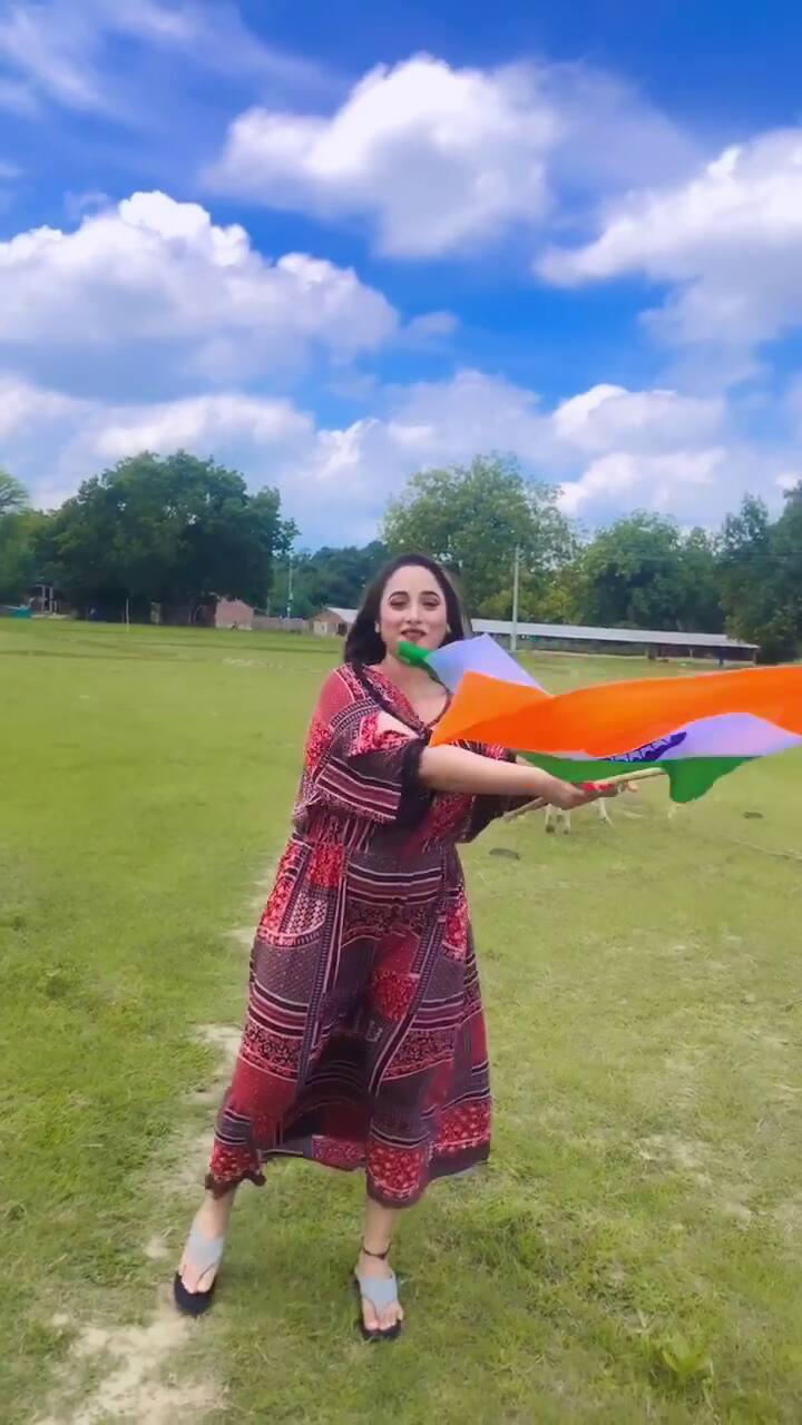 અભિનેત્રી વાદળી આકાશની નીચે દેશભક્તિના રંગોમાં ખુશીથી ઝૂલતી જોવા મળી.