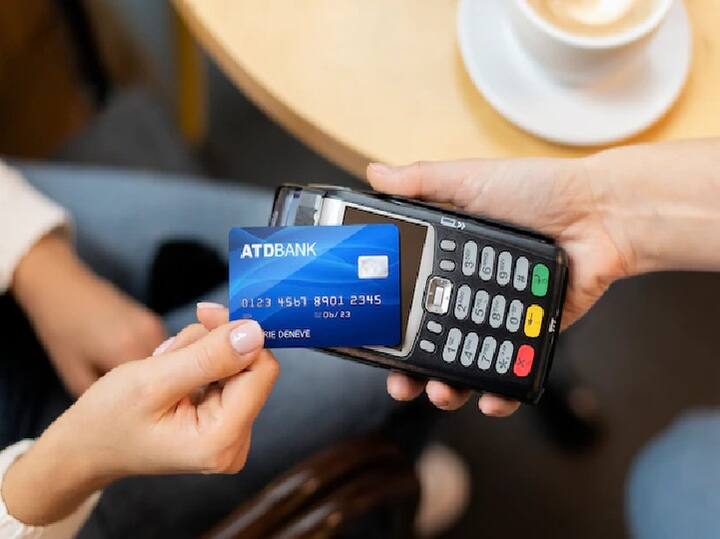 Credit Card Tips: पिछले कुछ सालों में क्रेडिट कार्ड का इस्तेमाल करने वाले लोगों की संख्या में तेजी से इजाफा हुआ है. क्रेडिट कार्ड इस्तेमाल करने वाले लोगों को इसे यूज करने पर कई तरह के फायदे मिलते हैं. इसमें आप शॉपिंग करने के बाद 1 महीने के भीतर बिल का पेमेंट कर सकते हैं.(PC: Freepik)