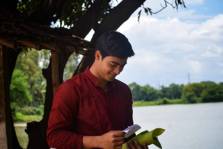 গান জুড়ে নস্ট্যালজিয়া, প্রথম প্রেমের আবেশ। বলিউড নয়, একেবারে বাংলা গানের সুরে দর্শকদের মন কেড়েছে এসভিএফ (SVF)-এর নতুন মিউজিক ভিডিও।