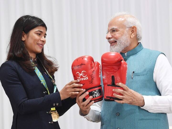 Nikhat Zareen gifts PM Modi boxing gloves Hima Das gives gamcha CWG 2022 Athletes meeting with PM Modi CWG 2022: बर्मिंघम से लौटे खिलाड़ियों ने पीएम मोदी को दिए स्पेशल गिफ्ट, निकहत ने ग्लव्ज तो हिमा दास ने दिया गमछा