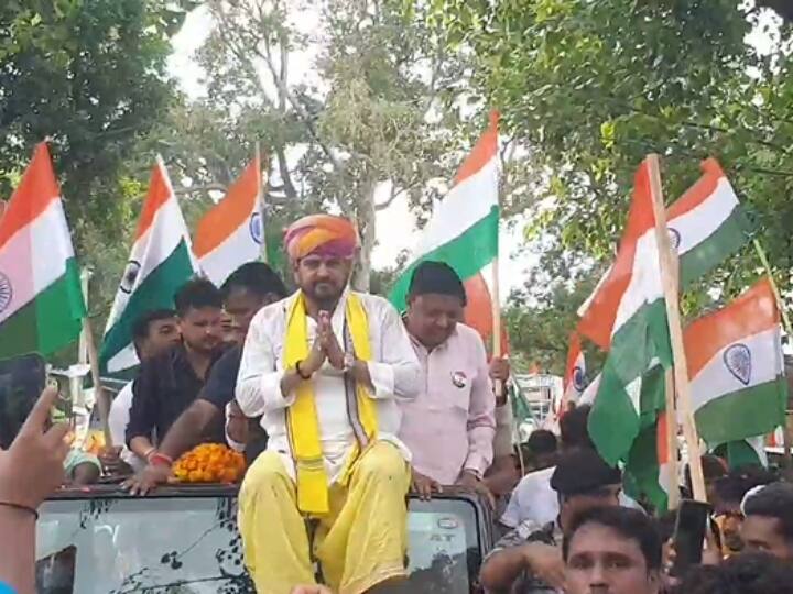 Har Ghar Tiranga: बीजेपी सांसद बृजभूषण शरण सिंह ने निकाली तिरंगा यात्रा, राहुल गांधी और अखिलेश यादव को लेकर कही ये बात MP Brij Bhushan Sharan Singh took out Har Ghar Tiranga Targeted Rahul Gandhi and Akhilesh yadav ANN Har Ghar Tiranga: बीजेपी सांसद बृजभूषण शरण सिंह ने निकाली तिरंगा यात्रा, राहुल गांधी और अखिलेश यादव को लेकर कही ये बात