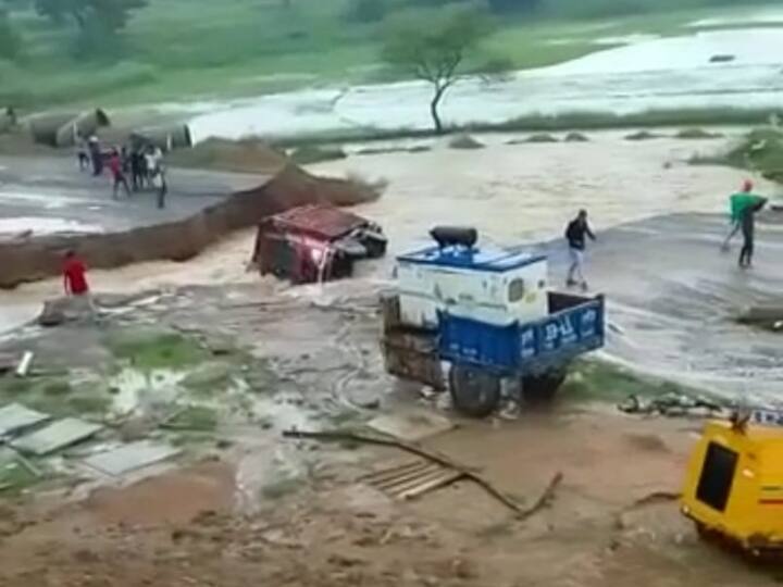 Surguja National Highway washed away due to heavy rain Ambikapur-Bilaspur road closed ann Surguja News: सरगुजा में तेज बारिश से नेशनल हाईवे पर बना अप्रोच रोड बहा, अम्बिकापुर-बिलासपुर मार्ग पर आवागमन ठप