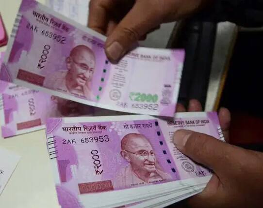 આજના સમયમાં રોકાણ કરવા માટે પોસ્ટ ઓફિસ શ્રેષ્ઠ વિકલ્પ છે. અહીં તમારા પૈસા સુરક્ષિત છે, તેની સાથે તમને સારું વળતર પણ મળે છે. જો તમે પણ કોઈ પોસ્ટ ઓફિસ સ્કીમમાં પૈસા રોકવાનું વિચારી રહ્યા છો, તો જાણો તમારા માટે શું યોગ્ય રહેશે.આજે અમે તમને પોસ્ટ ઓફિસની એક એવી સ્કીમ વિશે જણાવીશું, જેના દ્વારા તમે દર મહિને કમાણી કરશો. આ સ્કીમમાં તમે દર વર્ષે 29700 રૂપિયા કમાઈ શકો છો. આ યોજનાનું નામ પોસ્ટ ઓફિસ માસિક આવક યોજના (Post Office Monthly Income Scheme) છે.