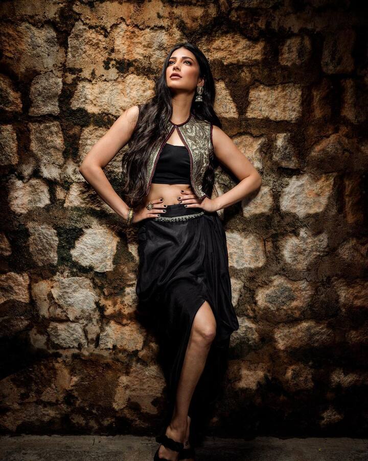 She is one of the most popular star kids born to superstar Kamal Haasan and Sarika.