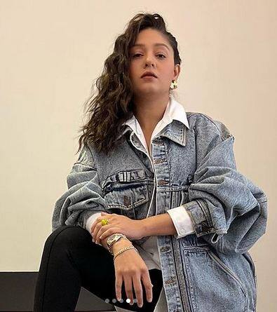 ਸੁਨਿਧੀ ਨੇ ਆਪਣੀ ਸ਼ਾਨਦਾਰ ਗਾਇਕੀ ਨਾਲ ਸਾਰਿਆਂ ਦਾ ਦਿਲ ਜਿੱਤ ਲਿਆ ਹੈ। ਸੁਨਿਧੀ ਨੇ 1996 ਵਿੱਚ ਦੂਰਦਰਸ਼ਨ ਦੇ ਗਾਇਕੀ ਸ਼ੋਅ 'ਮੇਰੀ ਆਵਾਜ਼ ਸੁਣੋ' ਜਿੱਤੀ ਅਤੇ ਉਸ ਤੋਂ ਬਾਅਦ ਕਦੇ ਪਿੱਛੇ ਮੁੜ ਕੇ ਨਹੀਂ ਦੇਖਿਆ। ਸੁਨਿਧੀ ਕਲਿਆਣਜੀ ਅਤੇ ਆਨੰਦਜੀ ਦੇ ਲਿਟਲ ਵੈਂਡਰਸ ਟਰੂਪ ਦੀ ਮੁੱਖ ਗਾਇਕਾ ਵੀ ਰਹੀ ਹੈ। ਉਦਿਤ ਨਾਰਾਇਣ ਦਾ ਬੇਟਾ ਆਦਿਤਿਆ ਵੀ ਇਸ ਦਾ ਹਿੱਸਾ ਸੀ। ਤੁਹਾਨੂੰ ਦੱਸ ਦੇਈਏ ਕਿ ਸੁਨਿਧੀ ਨੇ ਆਪਣੇ ਗਾਇਕੀ ਦੀ ਸ਼ੁਰੂਆਤ 1996 ਵਿੱਚ ਫਿਲਮ ਸ਼ਾਸਤਰ ਨਾਲ ਕੀਤੀ ਸੀ। ਸੁਨਿਧੀ ਨੇ ਫਿਲਮ ਲਈ ਉਦਿਤ ਅਤੇ ਆਦਿਤਿਆ ਨਰਾਇਣ ਦੇ ਨਾਲ 'ਲੜਕੀ ਦੀਵਾਨੀ ਲੜਕਾ ਦੀਵਾਨਾ' ਗੀਤ ਗਾਇਆ।