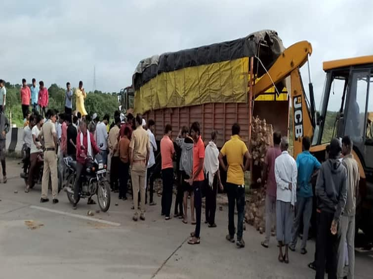 maharashtra News Beed Fatal accident on Beed  Patoda Manjarsubha road 6 people died on the spot मोठी बातमी: बीडच्या पाटोदा-मांजरसुभा रोडवर भीषण अपघात; 6 जणांचा जागीच मृत्यू