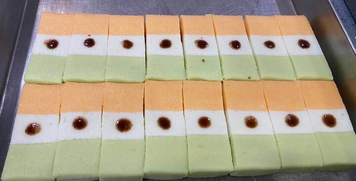 সঞ্চয়ন মিত্র, কলকাতা: স্বাধীনতার ৭৫ বর্ষপূর্তিতে সাজ সাজ রব দেশের চতুর্দিকে। কাশ্মীর থেকে কন্যাকুমারী- তেরঙ্গায় সেজে উঠছে সব দিক। রেশ পড়েছে পাতেও। এবার মিষ্টিতেও তেরঙ্গা ছোঁয়া।