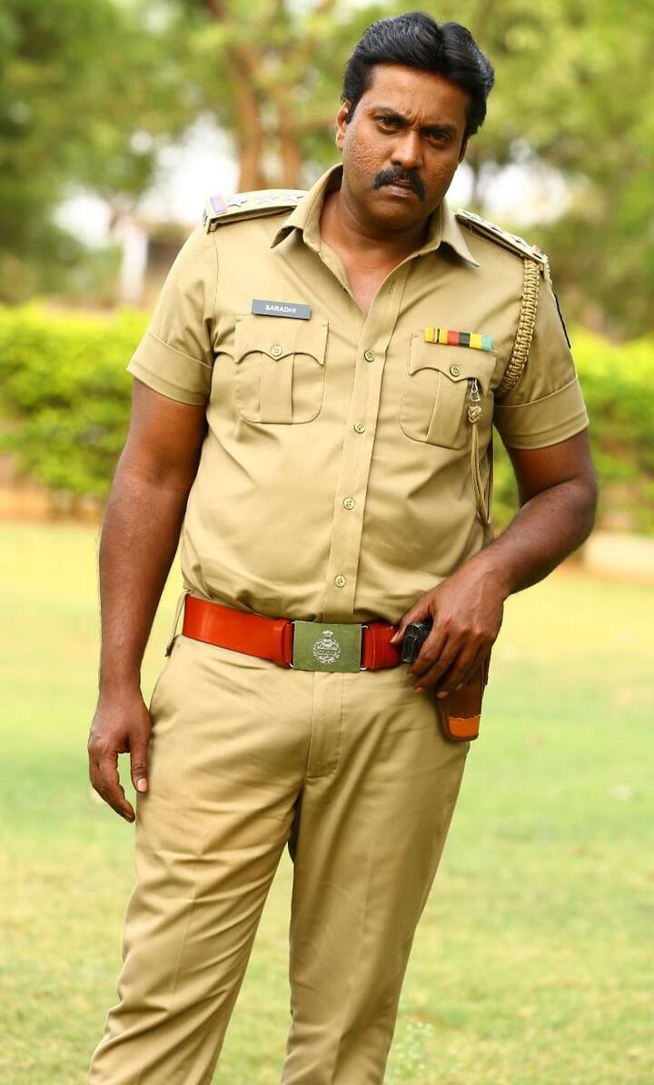 'గీత' సినిమాలో సాయి కిరణ్ విలన్‌గా, సునీల్ పోలీస్ ఆఫీసర్‌గా చేశారనే సంగతి తెలిసిందే. పోలీస్ ఆఫీసర్ గా సునీల్ లుక్ ఇదిగో. (Image courtesy - @Hebah Patel/Instagram)