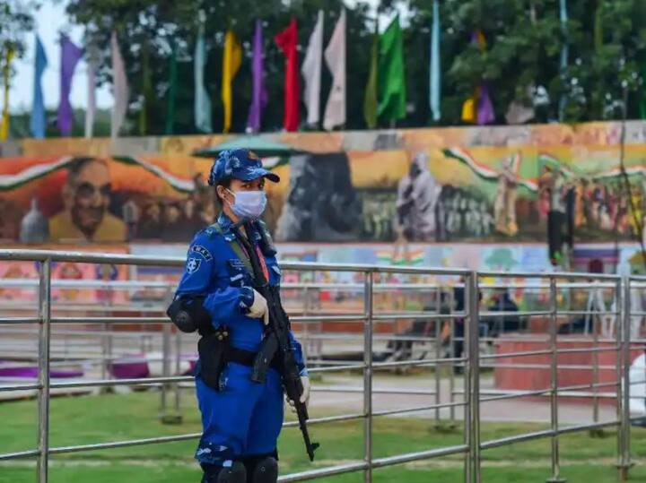 ਸੋਮਵਾਰ ਨੂੰ ਦੇਸ਼ 'ਚ ਆਜ਼ਾਦੀ ਦੀ 75ਵੀਂ ਵਰ੍ਹੇਗੰਢ ਮਨਾਈ ਜਾਵੇਗੀ। ਇਸ ਕਾਰਨ ਜਿੱਥੇ ਪੂਰੇ ਦੇਸ਼ 'ਚ ਤਿਉਹਾਰ ਦਾ ਮਾਹੌਲ ਹੈ, ਉੱਥੇ ਹੀ ਰਾਜਧਾਨੀ ਦਿੱਲੀ ਇਕ ਅਦੁੱਤੀ ਕਿਲੇ 'ਚ ਤਬਦੀਲ ਹੋ ਗਈ ਹੈ।