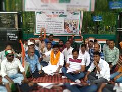 Pratapgarh News: प्रतापगढ़ के सेल्फी पॉइंट टॉवर पर फहराया गया तिरंगा, धरने के बाद नगर पालिका प्रशासन ने उठाया कदम