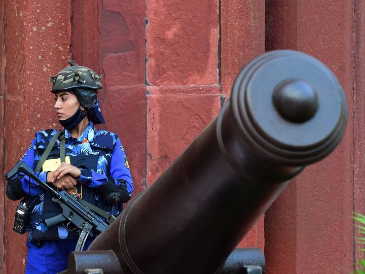 सुरक्षा बल ऐतिहासिक किले की सुरक्षा में कोई कसर नहीं छोड़ रहे हैं. यहां पर करीब सात हजार लोग कार्यक्रम के लिए जुटेंगे.