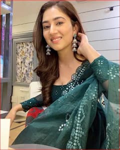 Disha Parmar ਨੇ ਪੀਲੇ ਸੂਟ 'ਚ ਆਈ ਬੇਹੱਦ ਖੂਬਸੂਰਤ ਨਜ਼ਰ, ਪ੍ਰਸ਼ੰਸਕਾਂ ਨੇ ਕਹੀ ਇਹ ਗੱਲ...