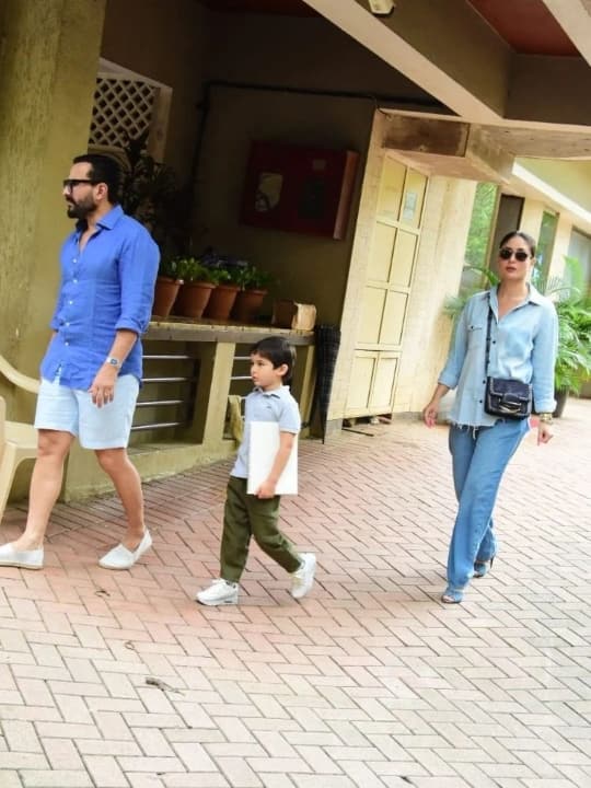 करीना कपूर ने ब्लू शर्ट और लूज जींस के साथ मैचिंग फुटवियर भी कैरी किए हुए थे. अपने लुक को उन्होंने ब्लैक स्लींग बैग और सनग्लासेज के साथ पूरा किया.