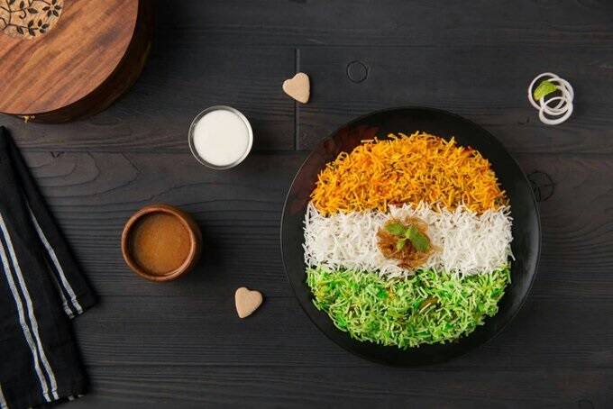 ત્રિરંગી બિરયાનીઃ બિરયાની આપણામાંના ઘણા લોકો માટે ચોક્કસપણે પ્રિય ખોરાક છે અને જ્યારે પણ આપણે નામ સાંભળ્યું ત્યારે જ અમને તેને ખવાની ઈચ્છા થઈ જાય છે. ત્રિરંગી બિરયાની માટે, લીલો રંગ મેળવવા માટે પાલક, કેસર માટે ટામેટાની પ્યુરી અને સફેદ માટે કુટીર ચીઝ ક્યુબ્સ અથવા ટોફુ ઉમેરવાનું રહેશે..(Photo - ANI)