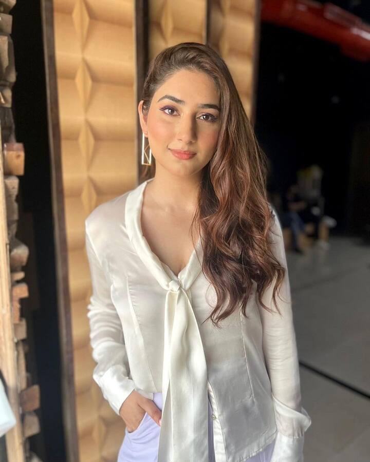सोशल मीडिया पर सभी उनकी खूबसूरती की तारीफ कर रहे हैं. एक यूजर ने तो कमेंट में लिखा है, “इसे कहते हैं असली सुंदरता.”